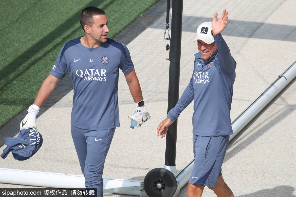 法甲激战：巴黎圣日耳曼狂胜登顶，巴黎FC首胜振奋人心